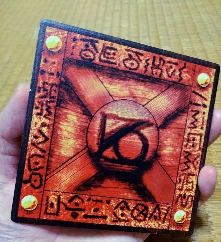 木の感じな、酒場にありそうなコースター