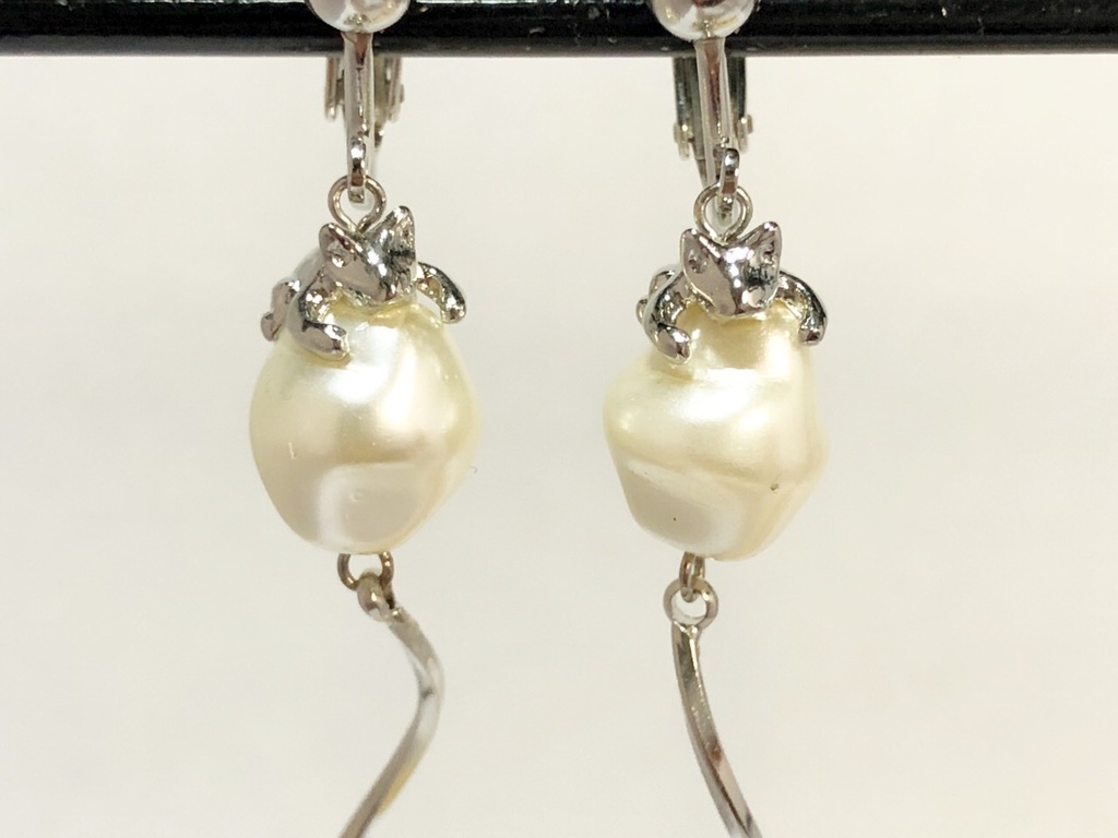 精子をつかまえた猫のイヤリング(シルバー)