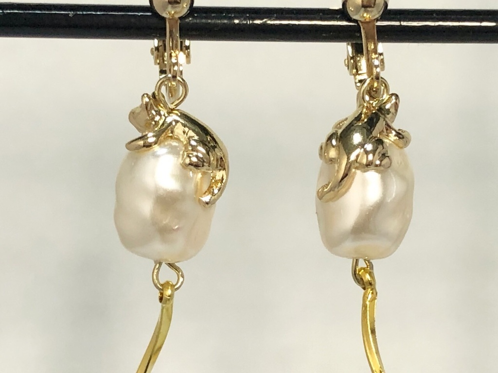 精子をつかまえた猫のイヤリング(金)