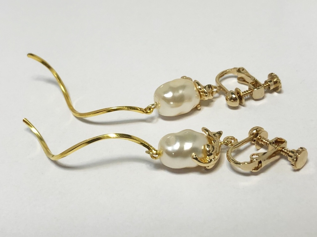 精子をつかまえた猫のイヤリング(金)