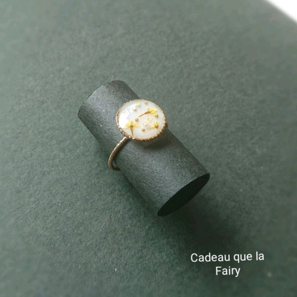 【No.357】ミルキーグリーンに舞う黄色い花