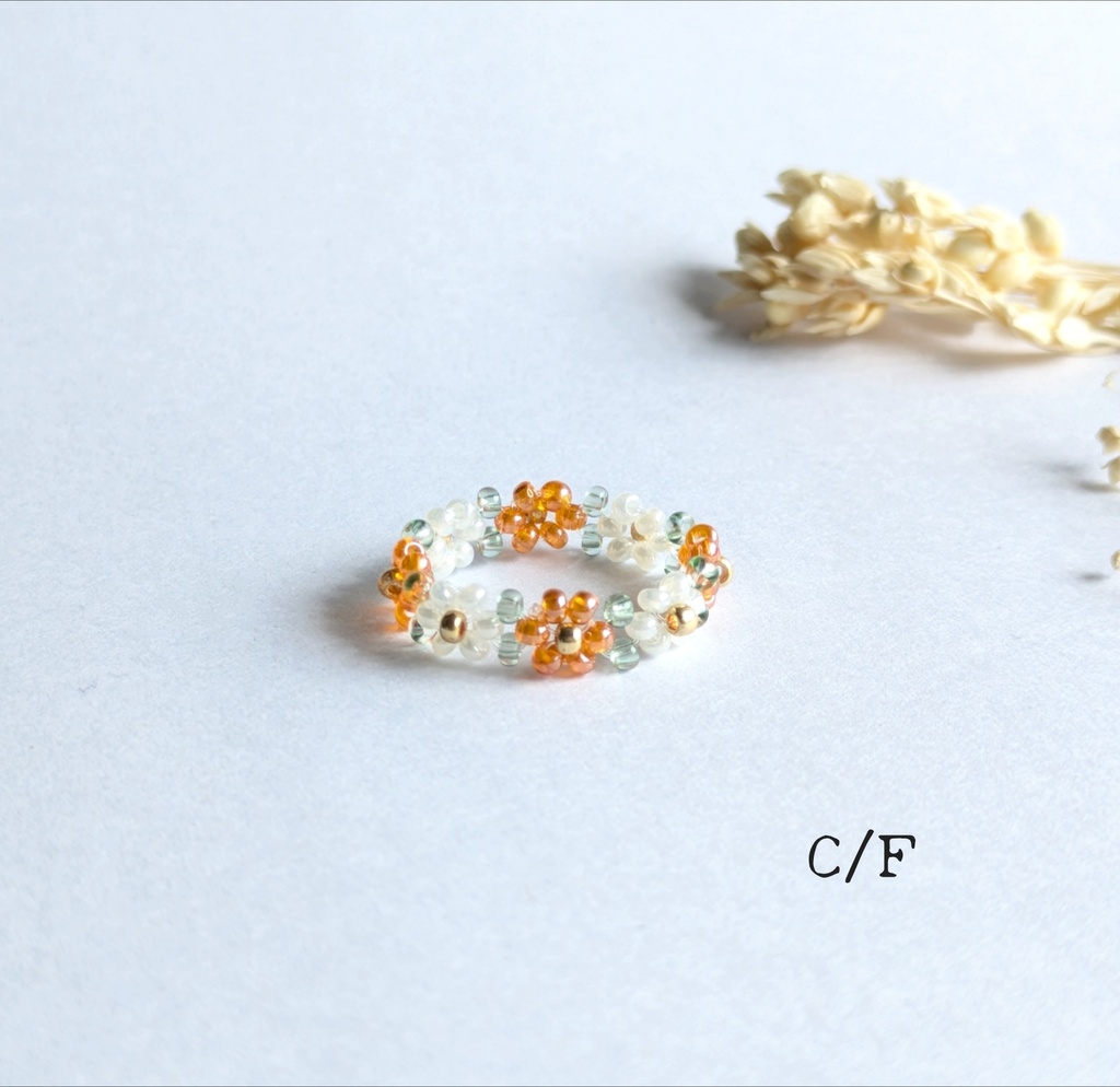 お花のビーズリング（透橙×白）