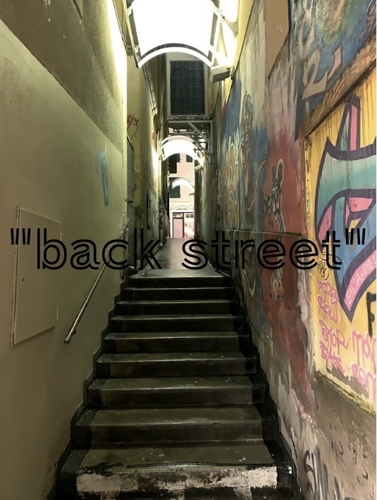 "back street"プリントTEE ホワイト