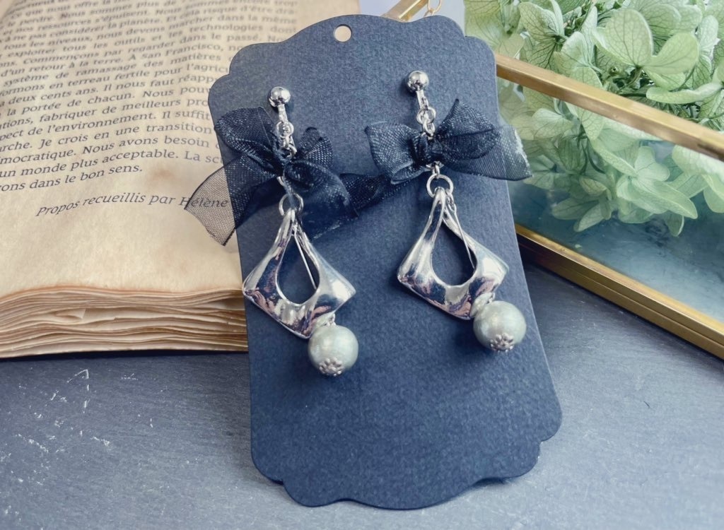 「使徒」〈校監夫人〉