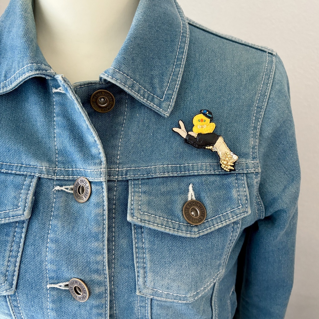 【アヒルアベンチュリンを愛でるレイシオの手・ブローチ】