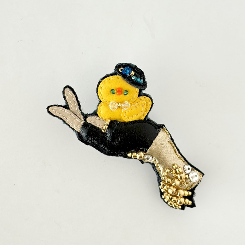 【アヒルアベンチュリンを愛でるレイシオの手・ブローチ】