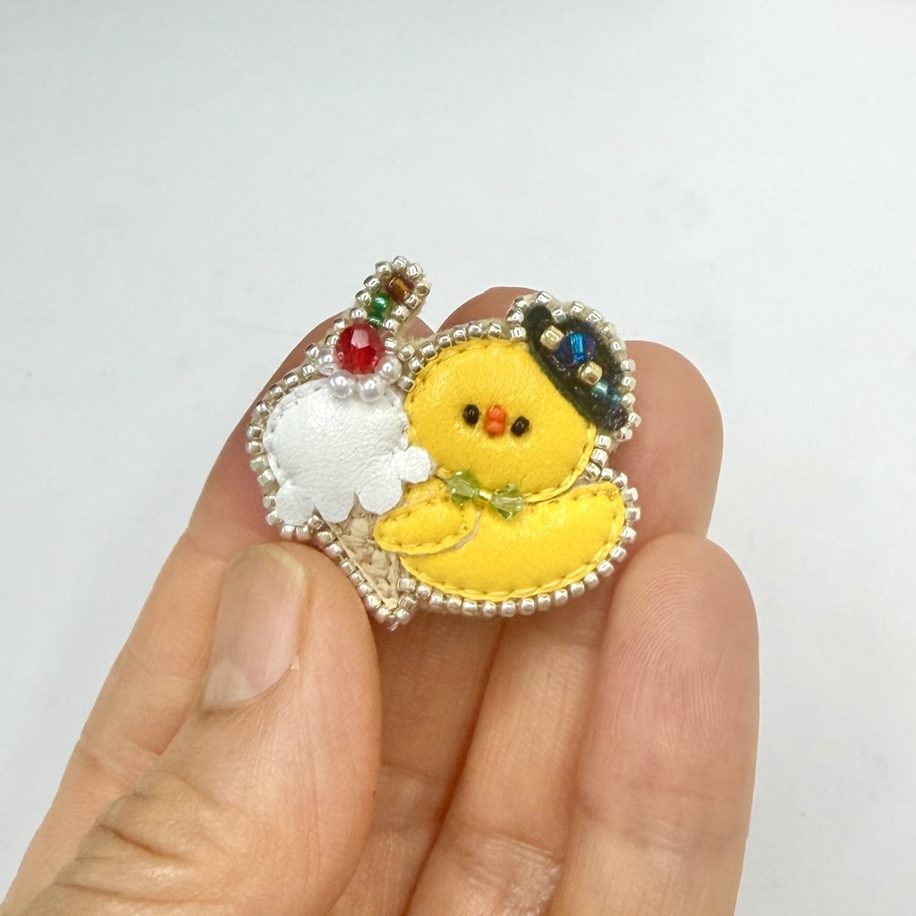 アイスにご機嫌なァベンチュリンアヒル・ブローチ