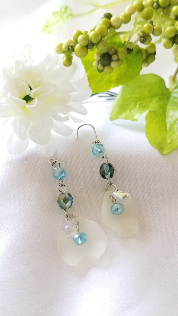 花びらピアス【白】