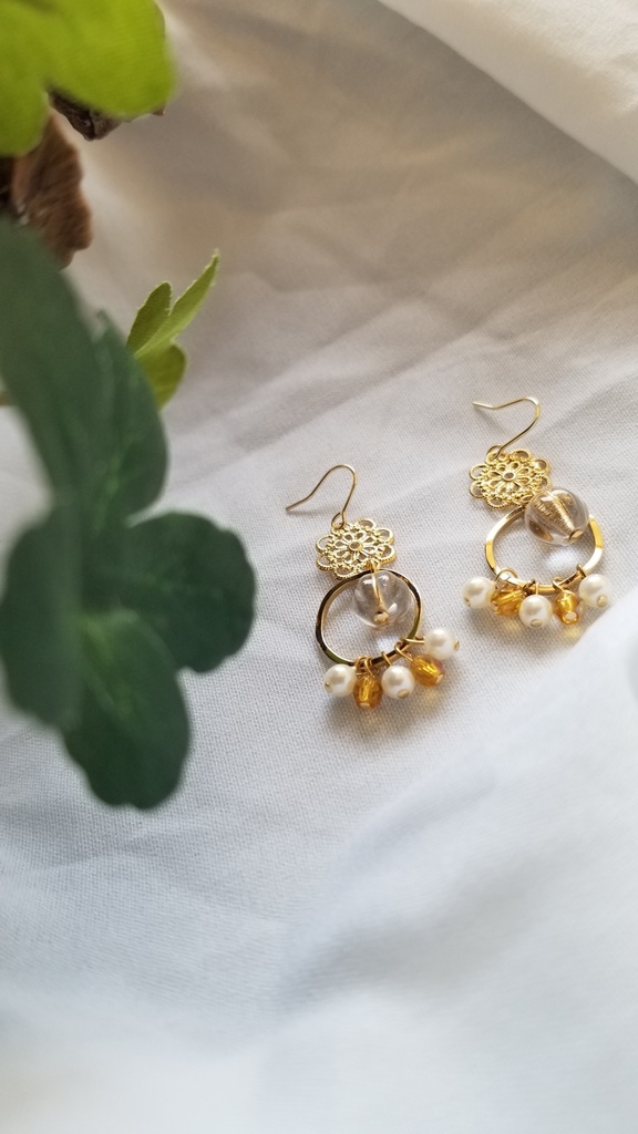 小ぶりな揺れるピアス