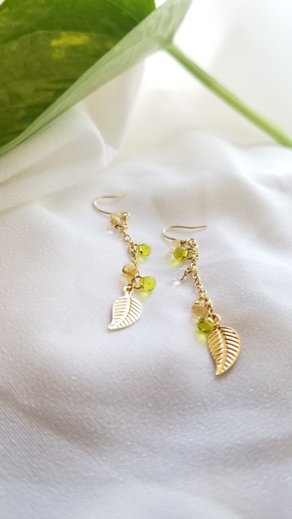 揺れるピアス【羽】