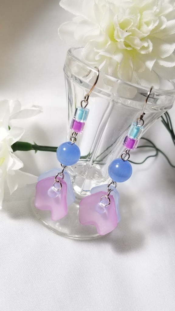 揺れるピアス【二枚の花弁】