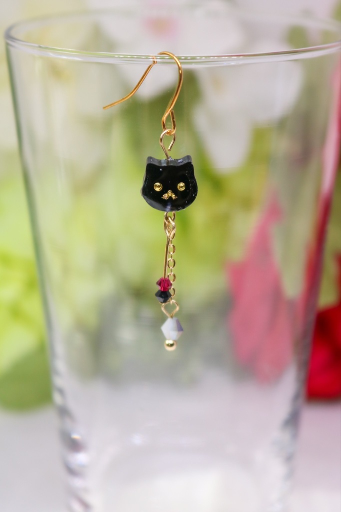 片耳ネコピアス