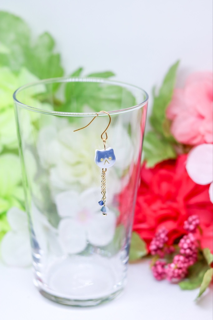 片耳ネコピアス