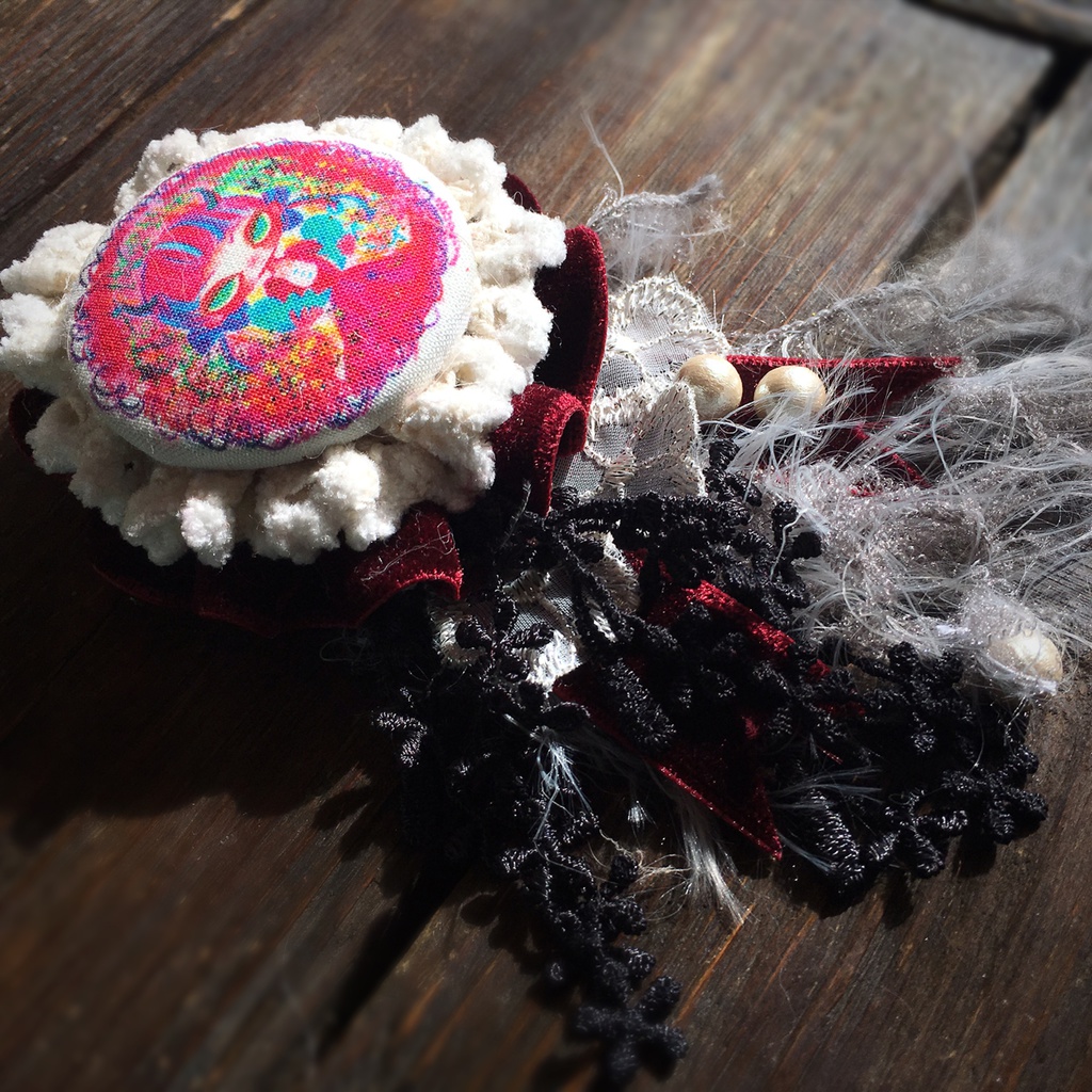 悪魔のローズブローチ