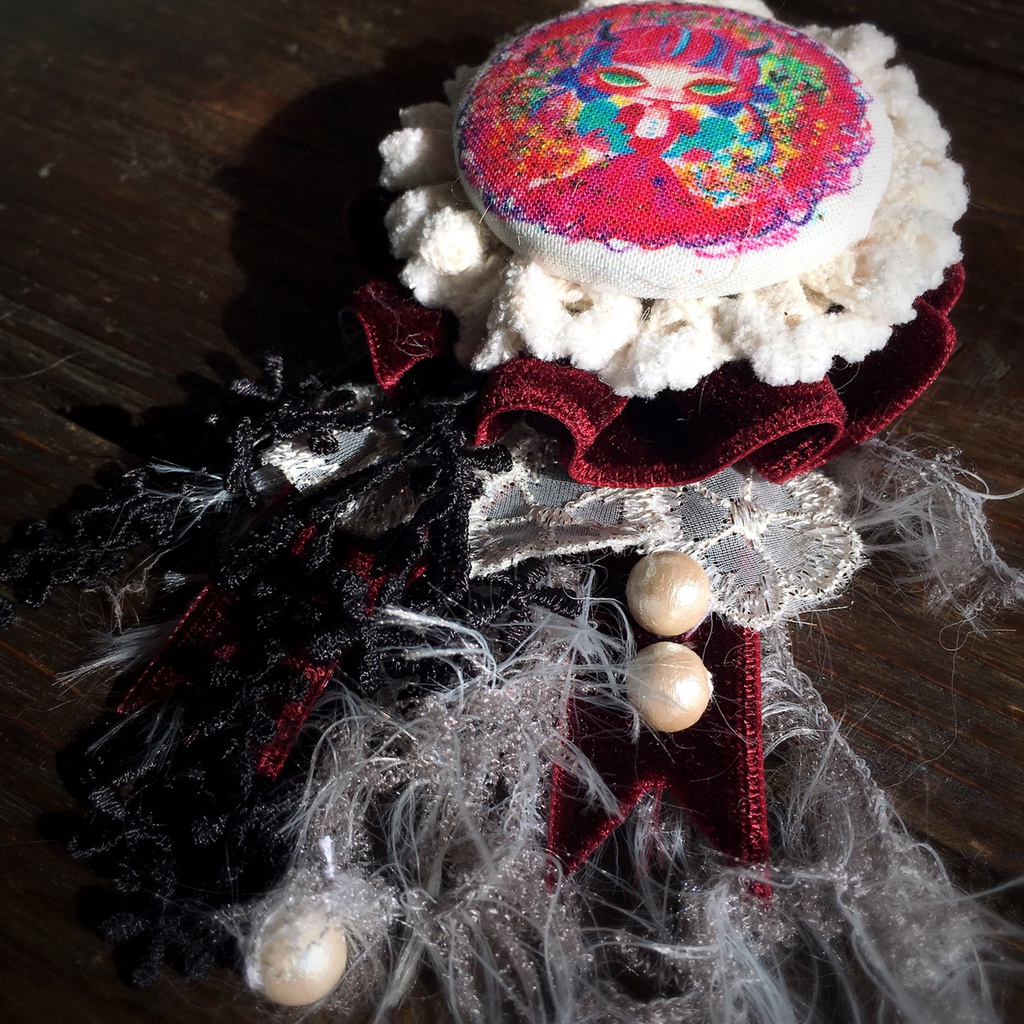 悪魔のローズブローチ