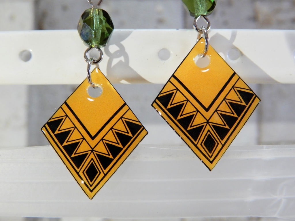 ツイステ サバナクロー寮イメージピアス・イヤリング(ハンドメイド)