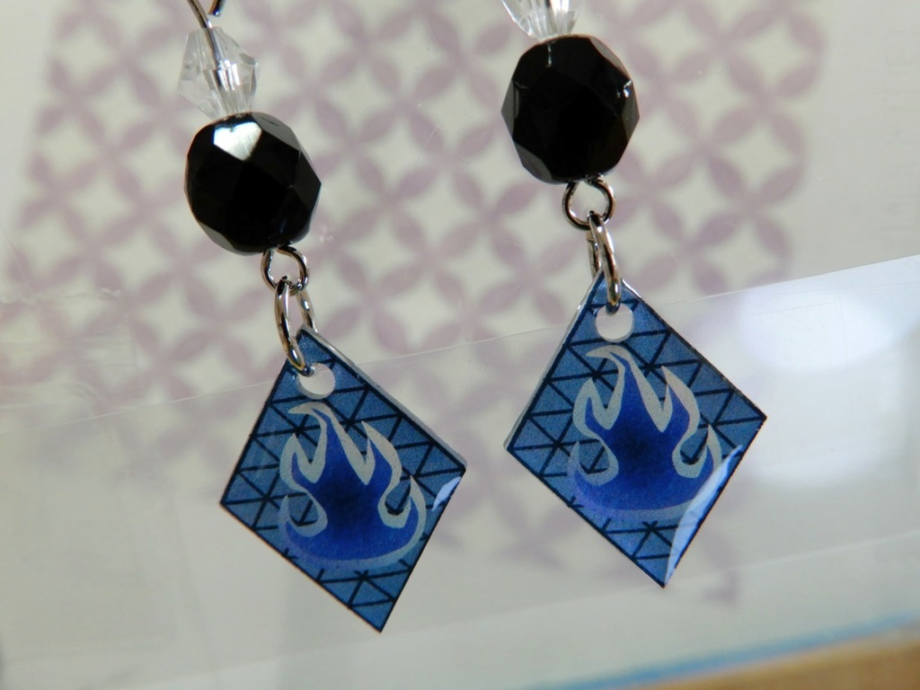 ツイステ イグニハイド寮イメージピアス・イヤリング(ハンドメイド)