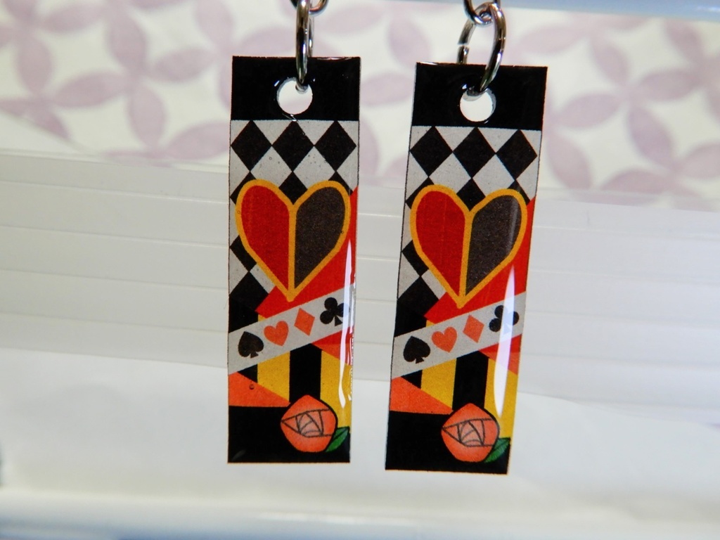 ツイステ ハーツラビュル寮イメージピアス、イヤリング(ハンドメイド)