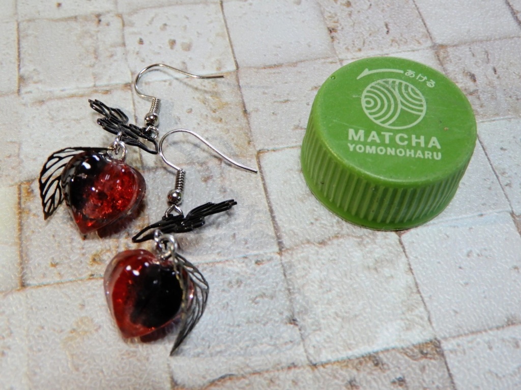鬼灯(赤✕黒)金魚ピアス イヤリング(ハンドメイド)