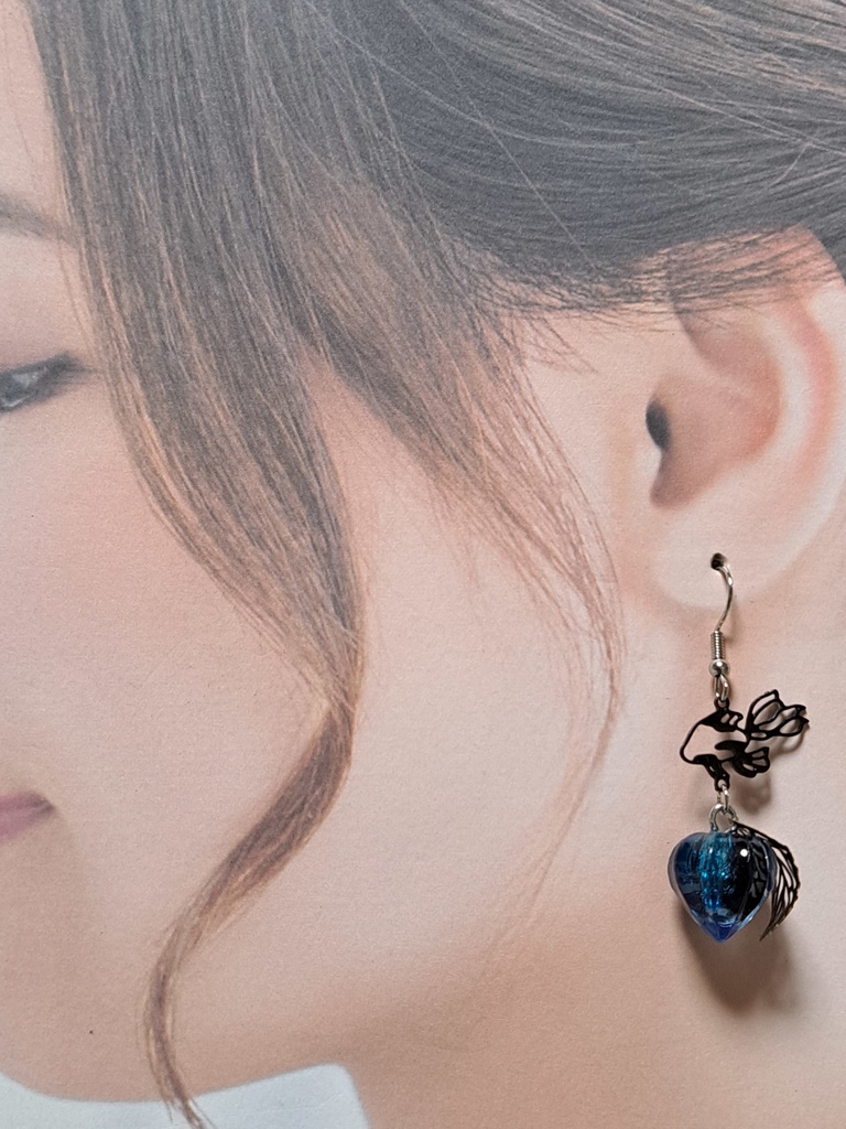 鬼灯(瑠璃✕黒)金魚ピアス イヤリング(ハンドメイド