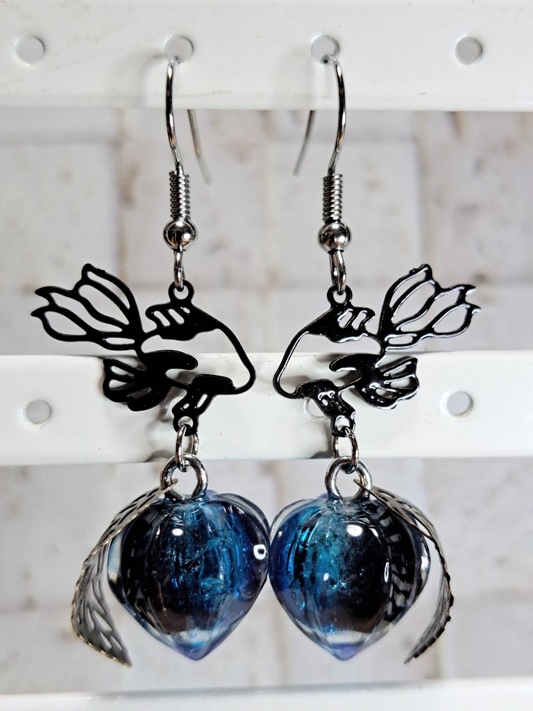 鬼灯(瑠璃✕黒)金魚ピアス イヤリング(ハンドメイド