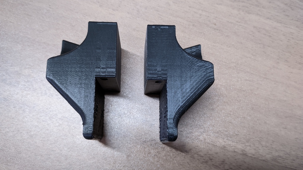 鴨居へ伸縮ポールを付ける部品