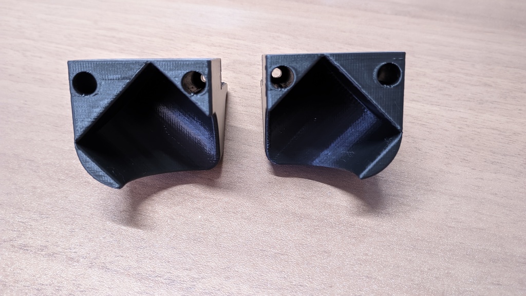 鴨居へ伸縮ポールを付ける部品