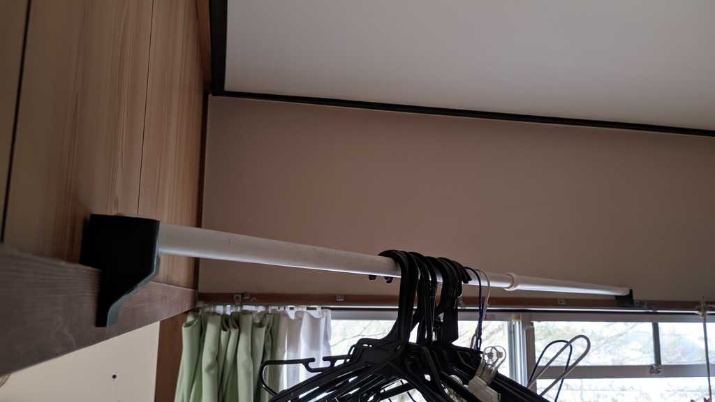 鴨居へ伸縮ポールを付ける部品