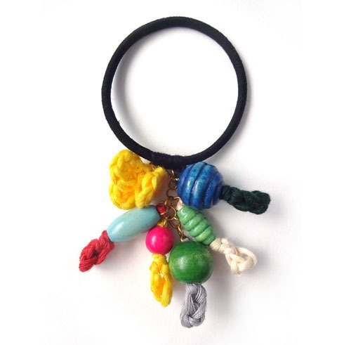 ボリューミーなウッドビーズとコットンレースが揺れるヘアアクセサリー（ヘアゴム）