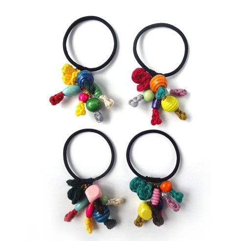 ボリューミーなウッドビーズとコットンレースが揺れるヘアアクセサリー(ヘアゴム)