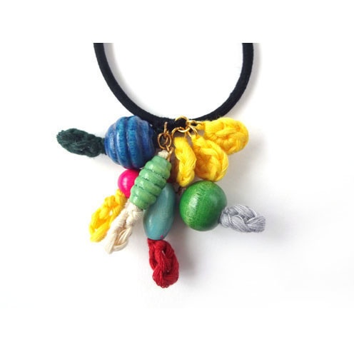 ボリューミーなウッドビーズとコットンレースが揺れるヘアアクセサリー(ヘアゴム)