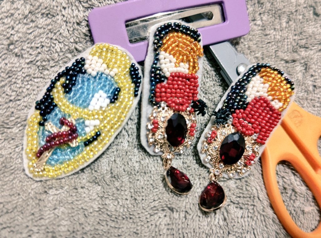 ビーズ刺繍のブローチ(ダレンシャン作品)