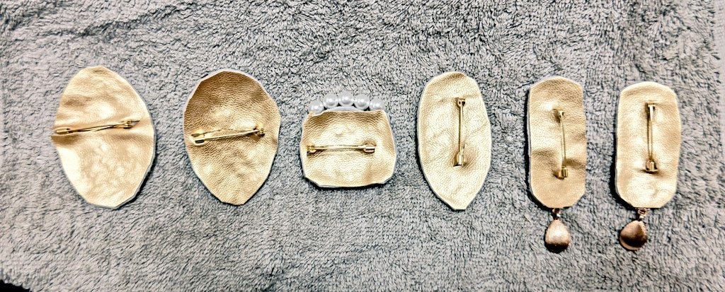 ビーズ刺繍のブローチ(ダレンシャン作品)