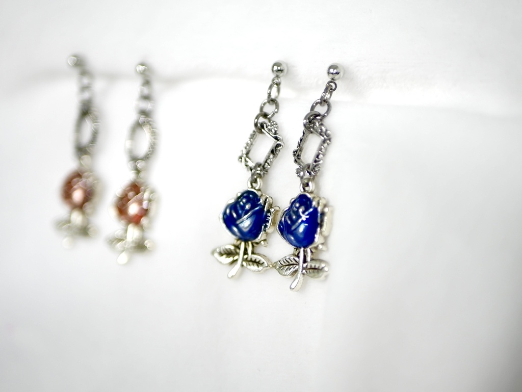 【イヤリング変更可】Ibイメージ薔薇ピアス