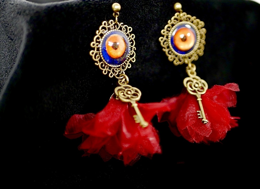 【イヤリング変更可】Ib【赤い目】モチーフピアス