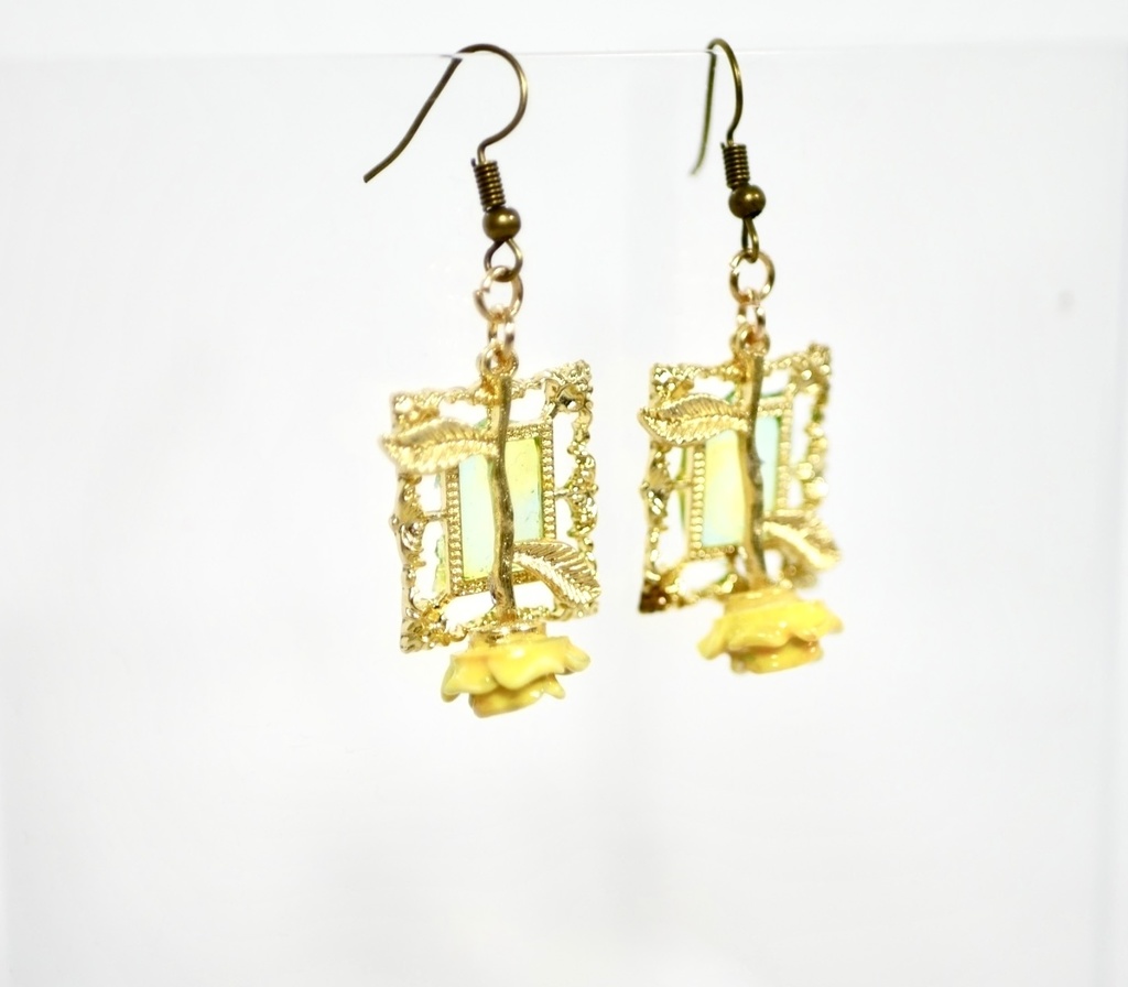 【イヤリング変更可】Ibイメージ薔薇×額縁ピアス