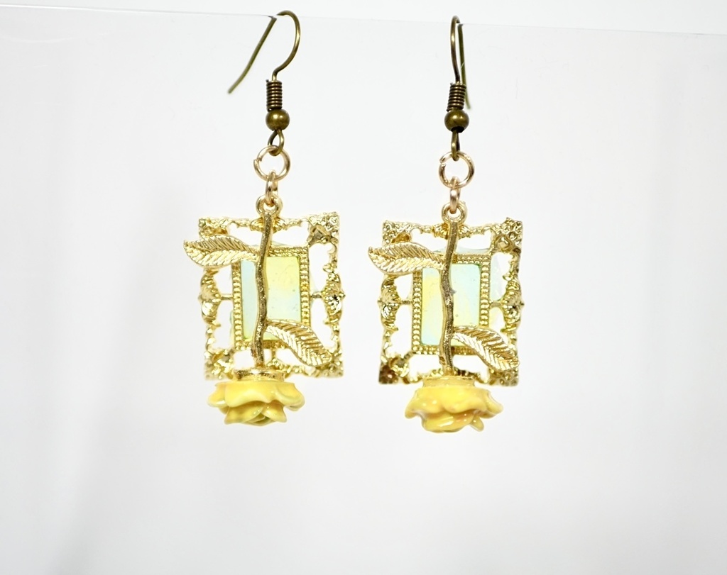 【イヤリング変更可】Ibイメージ薔薇×額縁ピアス