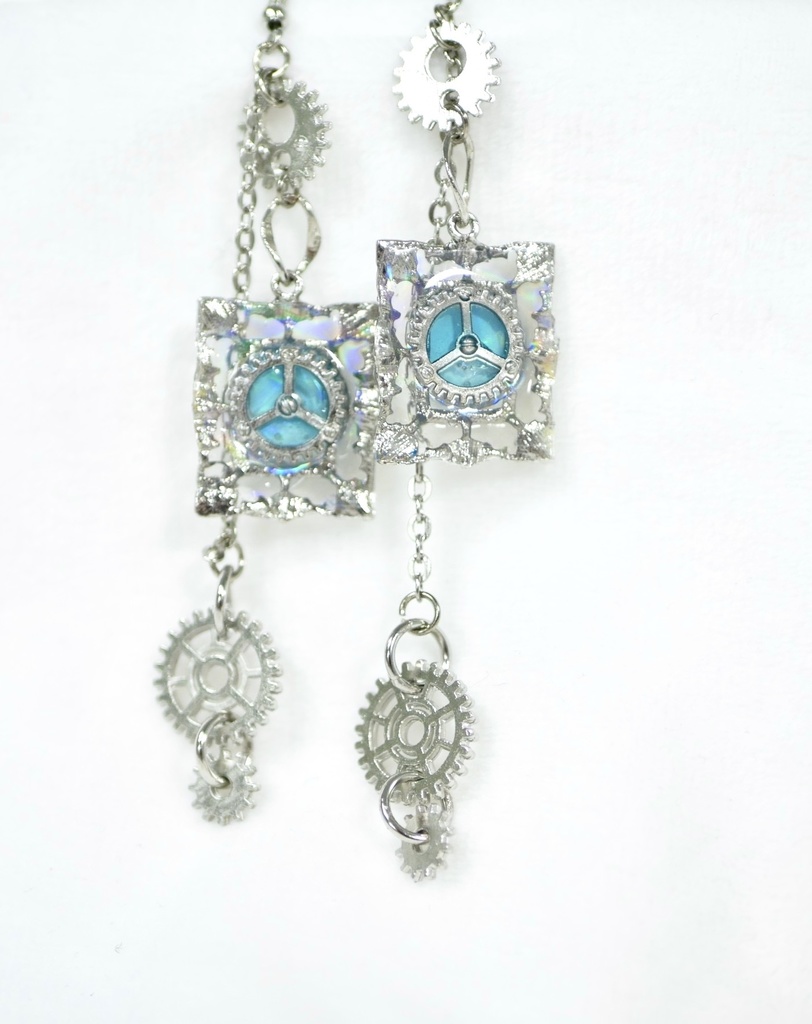 機械仕掛けの瞳ピアス