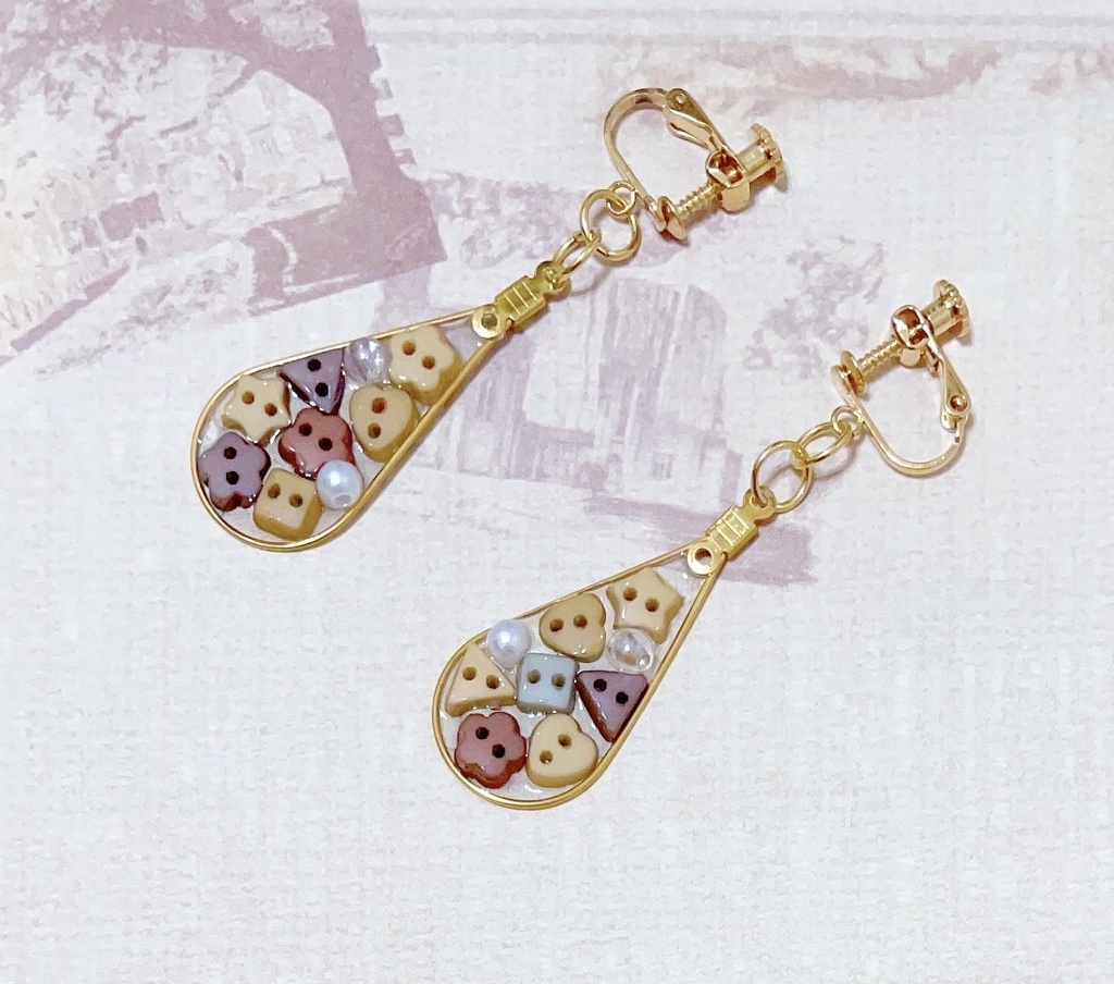 🤎ブラウン🤎ボタンの雫型レジンイヤリング/ピアス