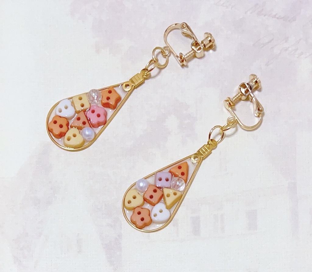 🧡オレンジ🧡ボタンの雫型レジンイヤリング/ピアス