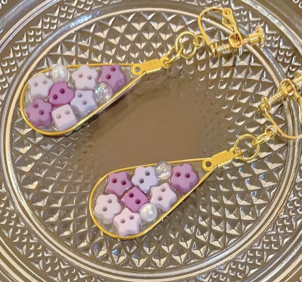💜パープル💜ボタンの雫型レジンイヤリング／ピアス
