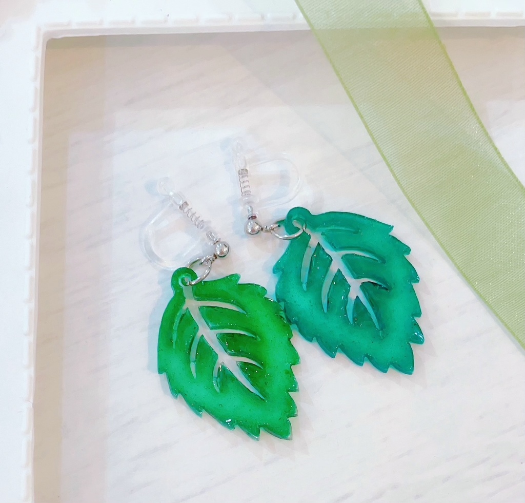 💚🌿グリーン2色 A🌿💚葉っぱ型レジンイヤリング/ピアス