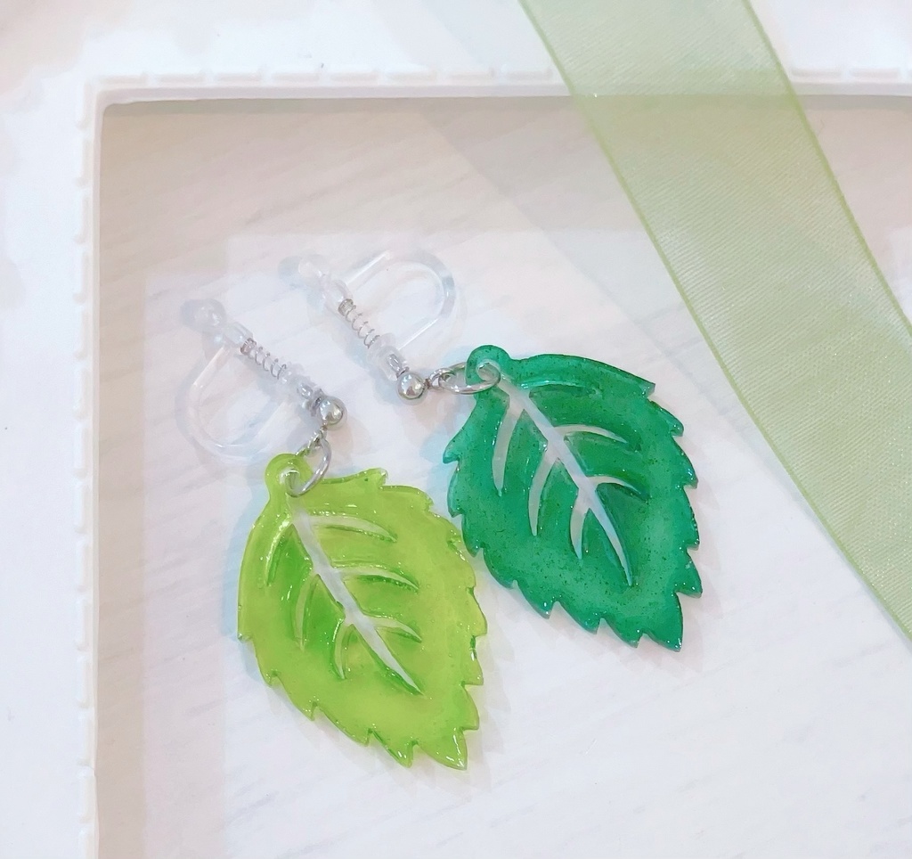 💚🌿グリーン2色 B🌿💚葉っぱ型レジンイヤリング/ピアス