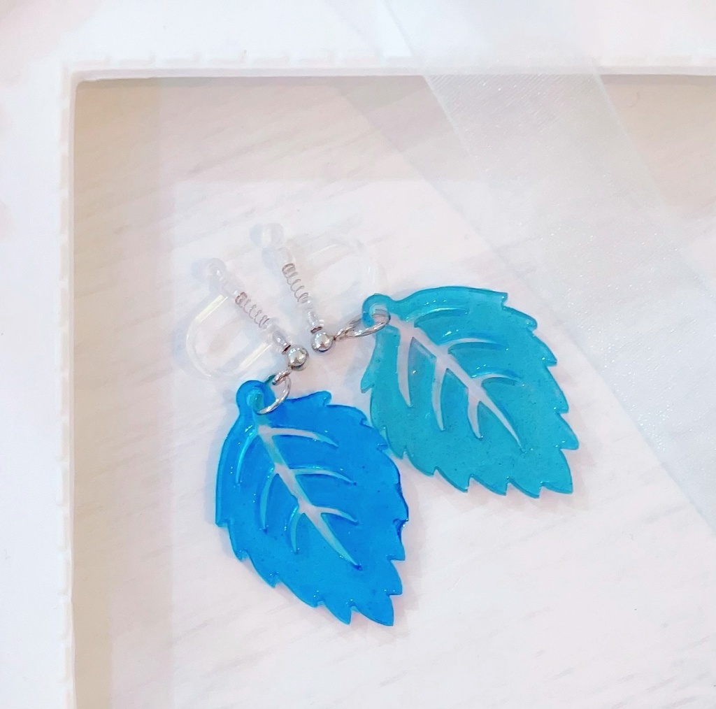 💙🌿ブルー2色🌿💙葉っぱ型レジンイヤリング/ピアス