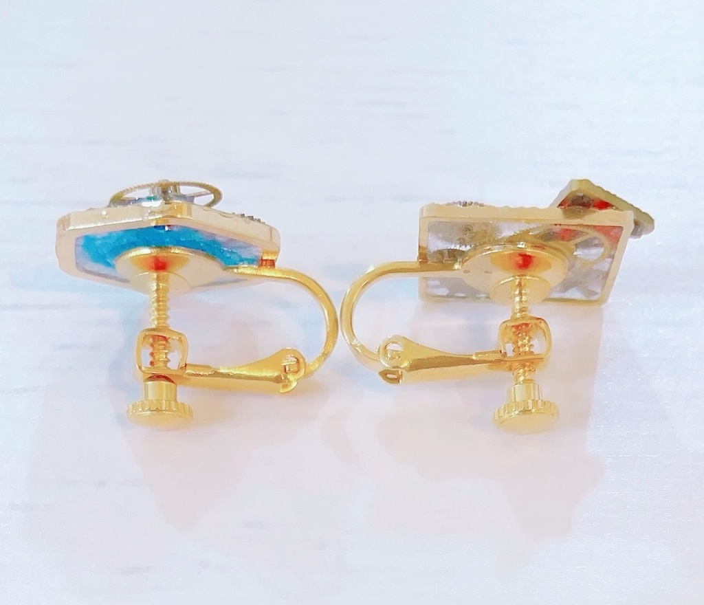 歯車のレジンイヤリング 青毛糸封入