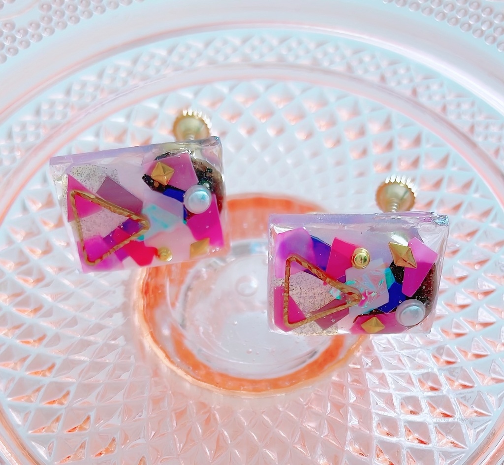 ピンクベースのレジンイヤリング