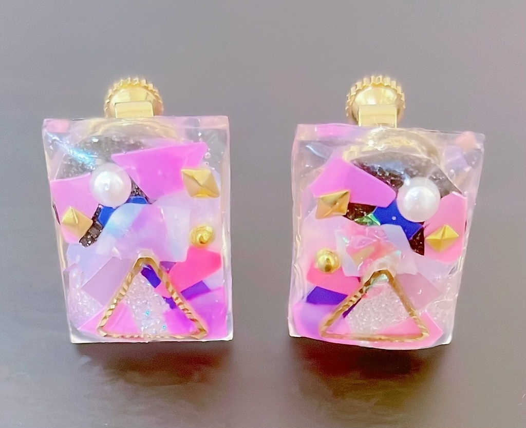 ピンクベースのレジンイヤリング