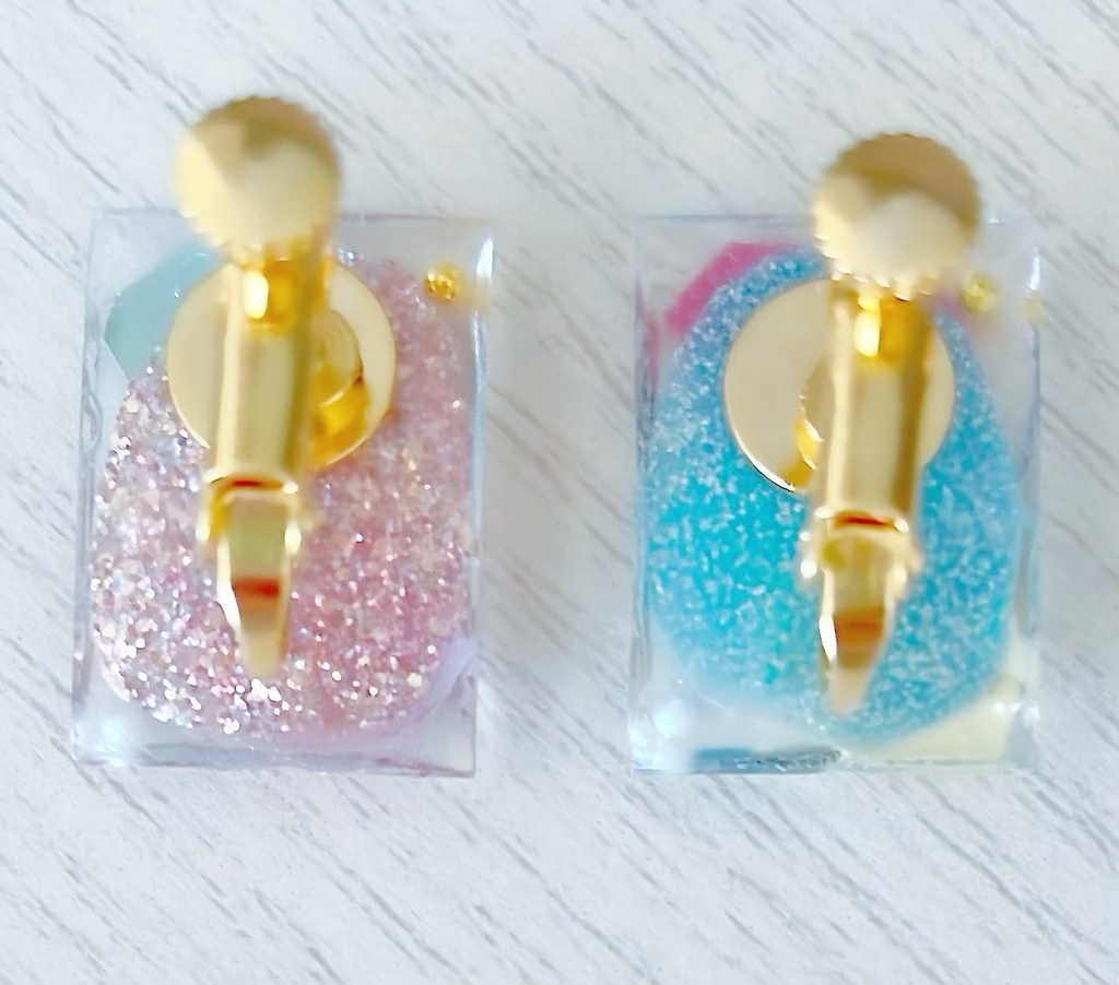 ライドブルー/ピンク/ブラウン/イエローのレジンイヤリング/ピアス