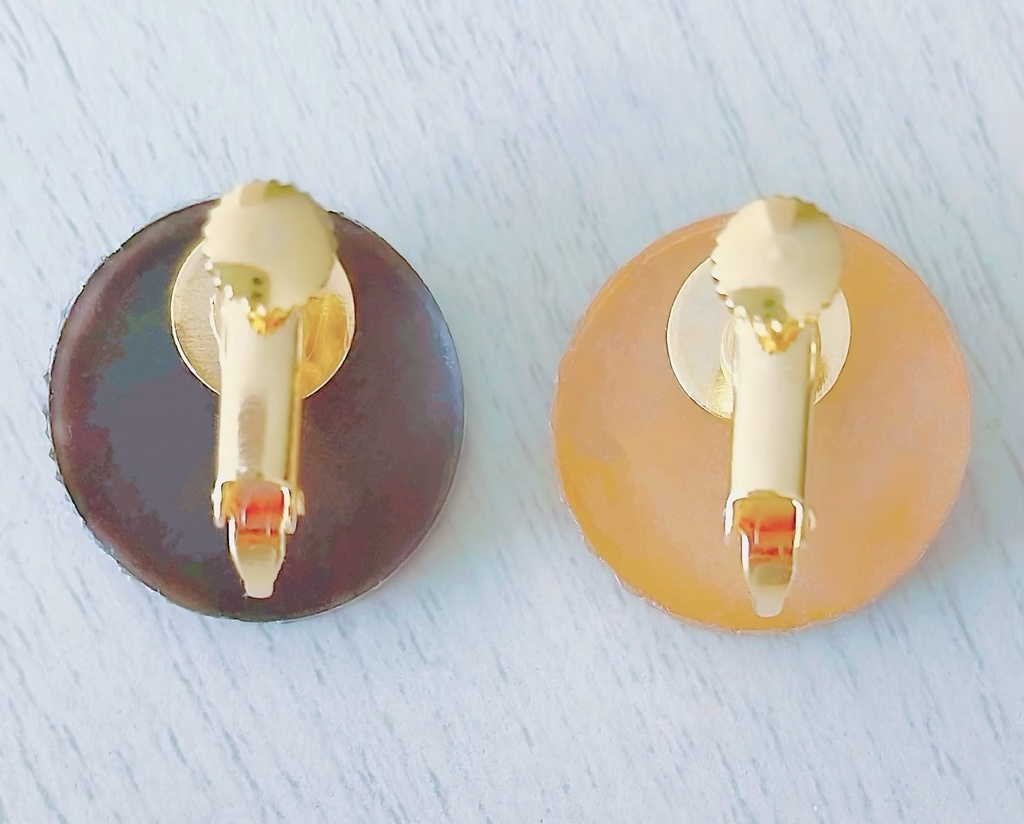 ダークブラウンとキャラメルのシンプルなレジンイヤリング/ピアス