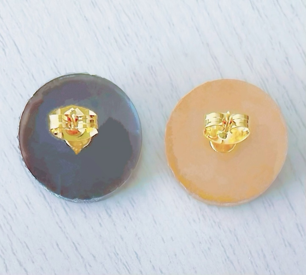 ダークブラウンとキャラメルのシンプルなレジンイヤリング/ピアス